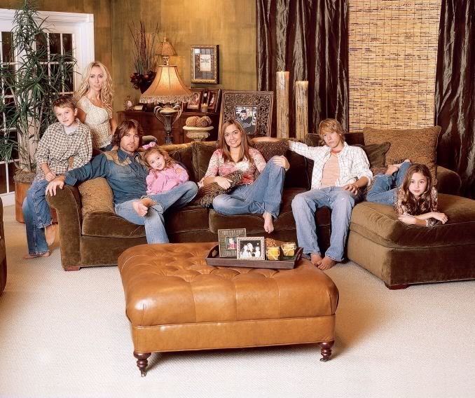 miley-cyrus_dot_com-family000.jpg